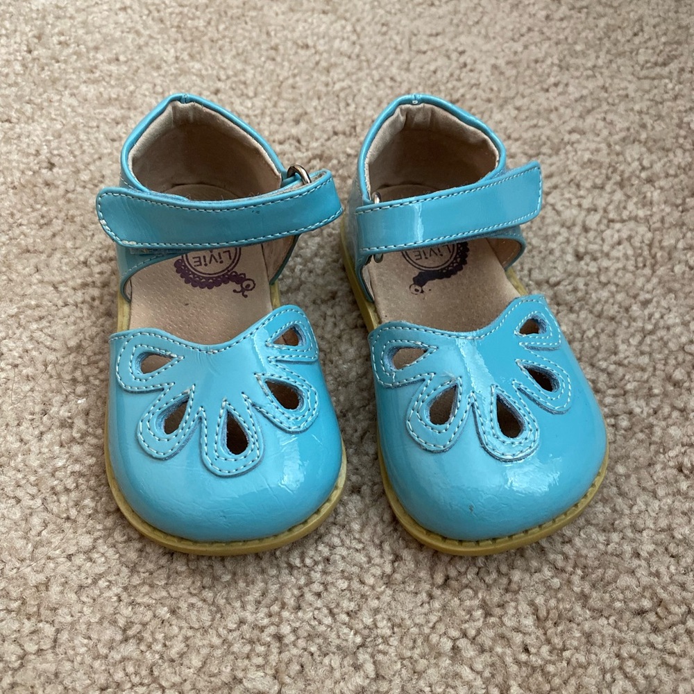 Kids Blue Patent Leather Mary Jane Shoes with Flower Cutouts